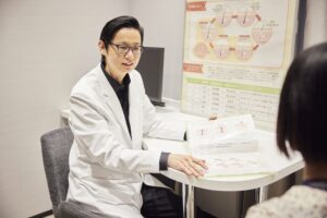 レジーナクリニックで医師の診察を受ける